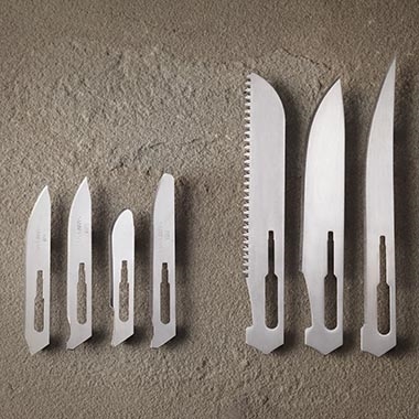 Replaceable blade skinning knives and hunting knives by